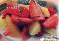 Салат из клубники с лимоном