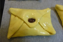 Шаг 3: Разморозить тесто, немного раскатать. Положить …