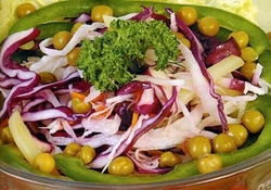 Рецепт: Салат из капусты и зеленого горошка