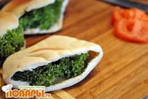 Шаг 2: Бекон тонко порезать. Помидор порезать …