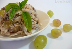 Куриный салат с виноградом и фундуком