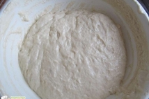 Шаг 4: Постепенно добавляем муку и вмешиваем …