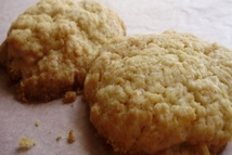 Шаг 2: Выпекаем печенье. Смешиваем муку, сахар …