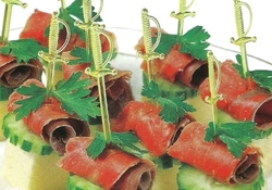 Рецепт: Рулетики из копченого лосося с сыром