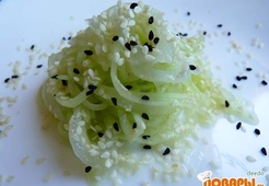 Маринованный салат из огурца и лука