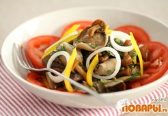 Салат из маринованных грибов