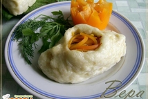 Шаг 4: В оставшееся отверстие положить немного …