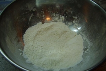 Шаг 1: Смешать и просеять муку, разрыхлитель …