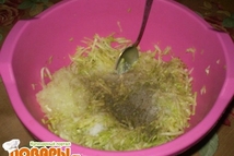 Шаг 1: Кабачки помыть, потереть на крупную …