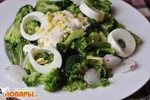 Шаг 3: Теперь салат можно соединять. Выкладываем …