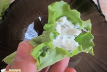 Шаг 8: Листок салата аккуратно сворачиваем и …