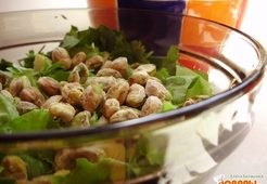 Яблочный салат с орехами