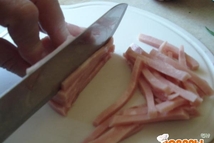 Шаг 4: Ветчина также режется соломкой.