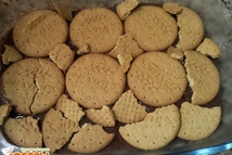 Шаг 4: Выливаем половину пудинга на печенье, …