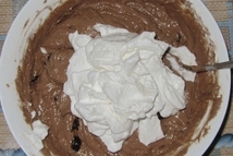 Шаг 5: Белки хорошо взбить с небольшим …