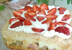 Рецепт: Пирог с ревенем и клубникой