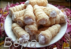 Трубочки слоеные со сливками и клубникой