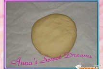 Шаг 1: В муку влить слегка взбитое …