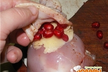 Шаг 2: Гранат почистить. Горсть гранатовых зeрен …