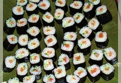 Роллы с соленым лососем, огурцом и авокадо