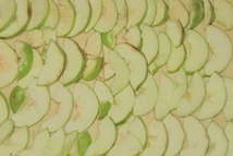 Шаг 2: Яблоки режем тонкими дольками, выкладываем …