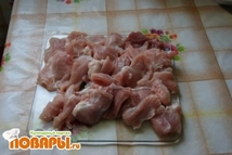 Шаг 1: Свинину порежьте тонкими полосками, как …