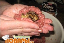 Шаг 2: Фарш распластать в лепешки, положить …