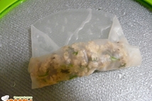 Шаг 2: На лист рисовой бумаги положить …