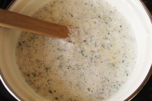 Шаг 3: Когда молоко закипит, тонкой струйкой …