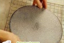 Шаг 10: Переверните пандишпан на решетку, выньте …
