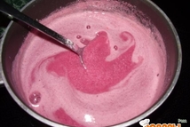 Шаг 2: В сок добавляем манку и …