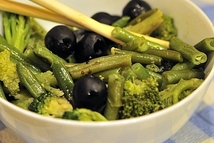 Шаг 2: В отдельную посудку выложите брокколи, …