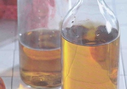 Рецепт: Домашний яблочный уксус с изюмом и медом