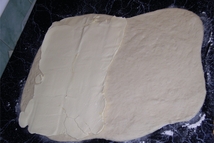 Шаг 2: Раскатайте 140г масла между двумя …