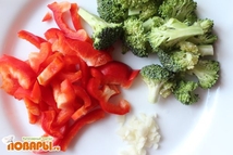 Шаг 3: Наливаем в сотейник масло растительное. …