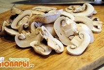 Шаг 6: Грибы нужно порезать по форме. …