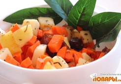 Салат с яблоком, финиками, морковью и петрушкой