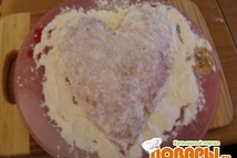 Шаг 6: Обваливаем сердечко в муке.