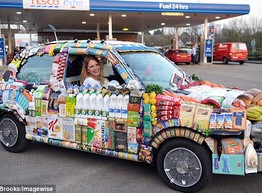 Автомобиль покрытый продуктами супермаркета