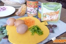 Шаг 1: В сырых яйцах аккуратно пробить …