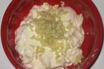 Шаг 6: В тарелку с майонезом, выдавливаем …