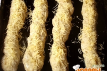 Шаг 2: Присыпать сыром, натертым на мелкой …