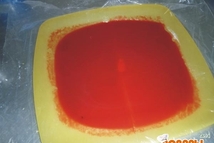 Шаг 4: Булку перевернуть, срезать донышко, вынуть …