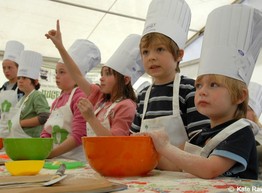 Уроки готовки и добра: школы помогают накормить нуждающихся детей