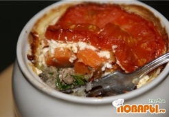 Куриная печень с овощами в горшочках 