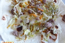 Шаг 3: На лаваш накладываем слой начинки …