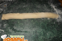 Шаг 6: Свернуть плотно тесто в рулет.