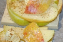 Шаг 2: Яблоки тонко разрезать и выложить …