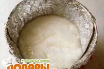 Шаг 4: Переместите сахар в миску, выстеленную …