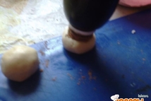 Шаг 7: Немного прижать к шарикам теста …